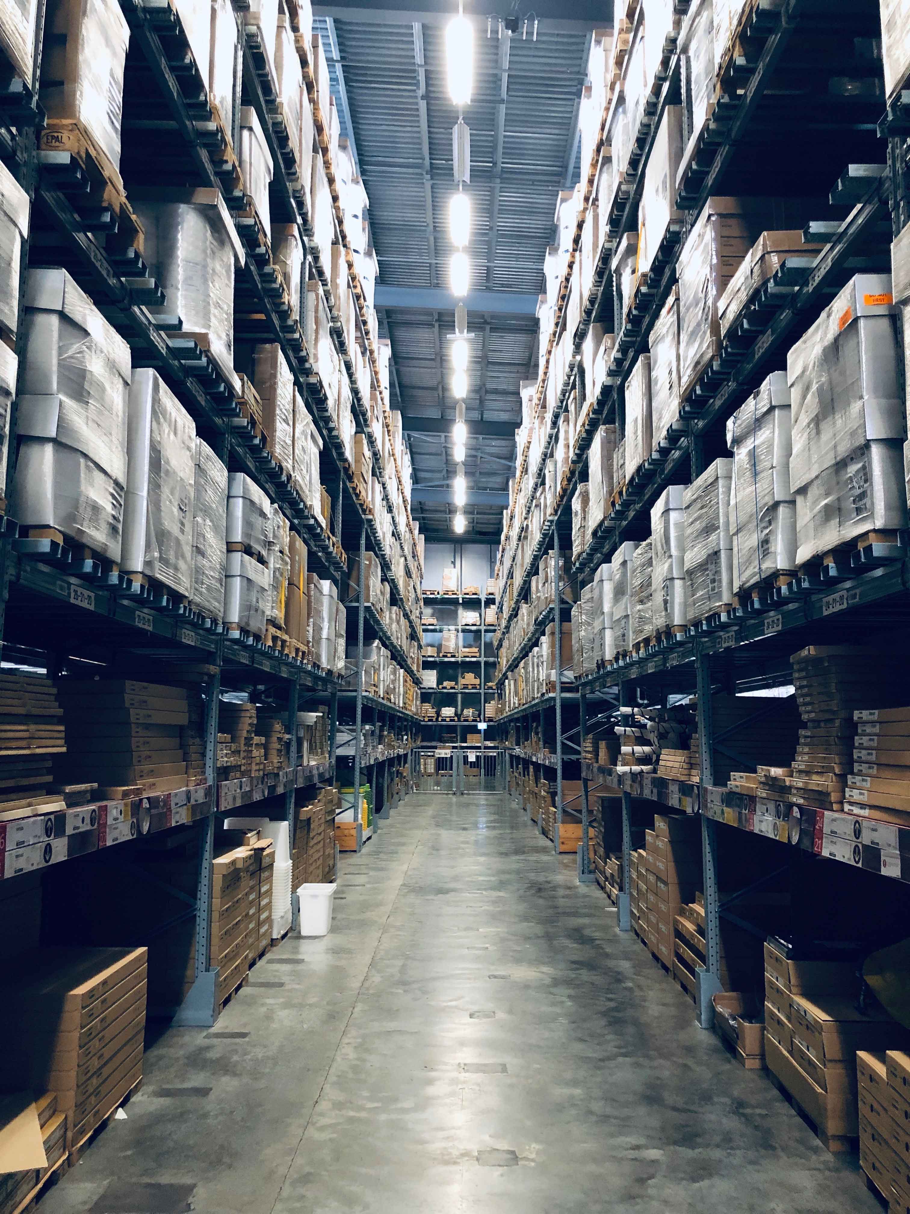 Estanterías con cajas apiladas